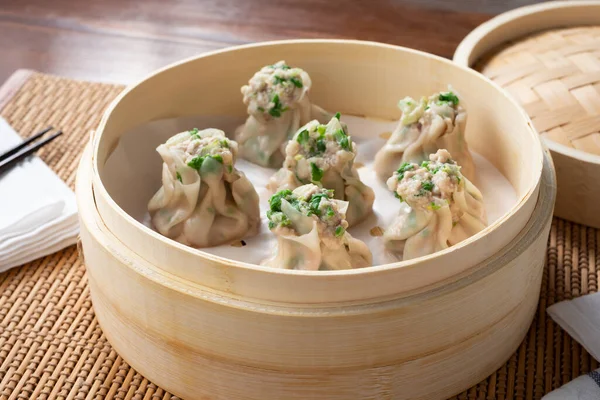 View Bamboo Steamer Full Shumai Dumplings — Stockfoto