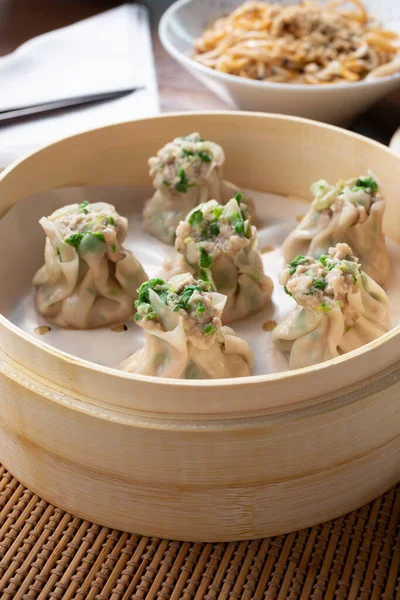 View Bamboo Steamer Chinese Shumai Dumplings Dan Dan Noodles Background — Stockfoto