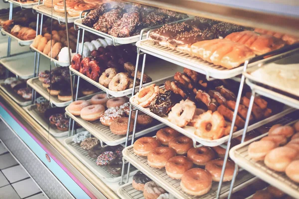 Uma Vista Uma Exibição Vidro Donuts Uma Loja Donuts Local — Fotografia de Stock