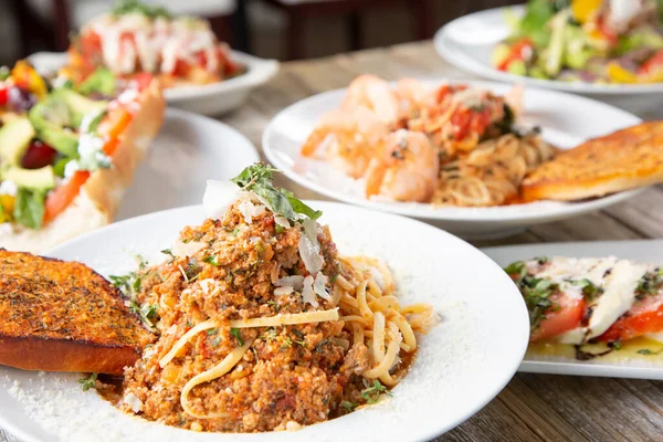 Bir masa yüzeyindeki birkaç Akdeniz başlangıç yemeğinin görüntüsü.