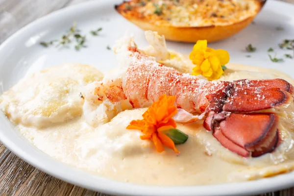 Istakoz ravioli tabağının yakından görüntüsü..