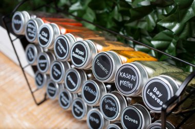 Askıdaki Hint baharatlarının ortak bir görüntüsü.