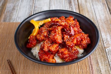 Bir kase turuncu tavuk manzarası..