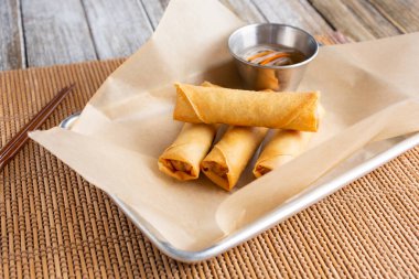 Servis tepsisindeki birkaç yumurta rulosunun görüntüsü.