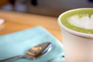 Bir restoranın ya da kafe ortamının arka planı, bir fincan matcha latte içeriyor..