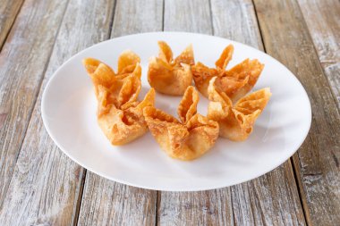 Bir tabak krem peynirli wonton manzarası.