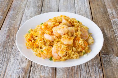 Bir tabak kızarmış karides manzarası..