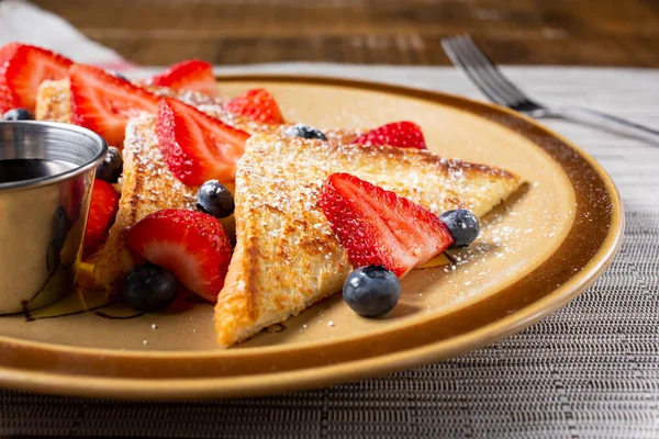 View French Toast Plate Featuring Fresh Berries — Stockfoto