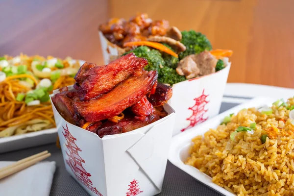 Köpük kaplarda Çin yemeklerinin ortak bir görüntüsü var ve kutuları çıkarıyorlar..