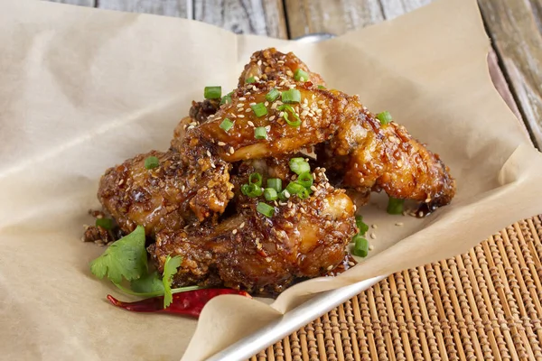 Bir tepsi Asya sarımsaklı kanat manzarası.