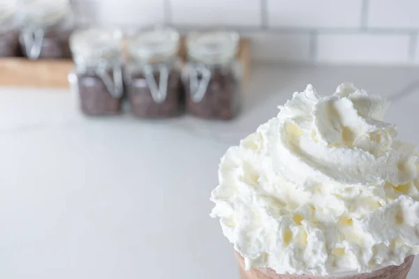 Una Vista Una Bebida Café Helado Plástico Con Gran Remolino —  Fotos de Stock