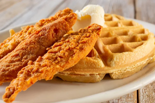 Een Dichtbij Uitzicht Van Een Bord Van Kip Wafels — Stockfoto