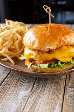 Tabakta çizburger manzarası, yanında patates kızartması..