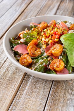Karides ve avokado salatası manzarası.