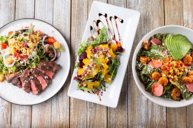 Birkaç gurme ana yemeğin yukarıdan aşağı görünümü.