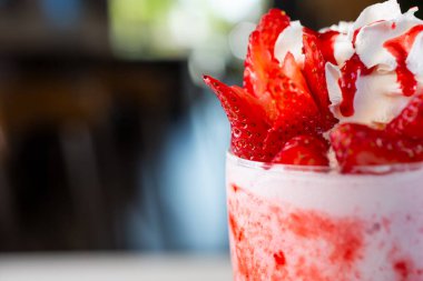 Çilekli smoothie 'nin yakın plan görüntüsü, çerçevenin sağ tarafından kesilmiş..