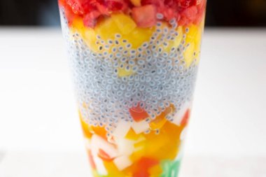 Bir tabaka chia çekirdeği içeren bir meyve çayı manzarası.