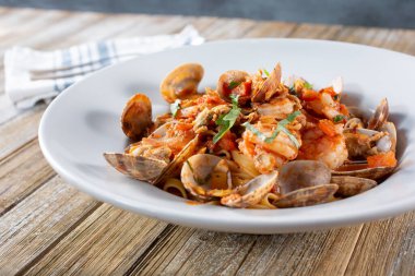 Bir tabak meyve de mar manzarası. Fetuçin, istiridye ve karides içeren bir kabuklu deniz ürünleri ve makarna..