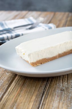 Tabaktaki peynirli kek çubuğu manzarası.