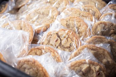 Çikolata parçacıklı kurabiyelerle dolu bir küvet..