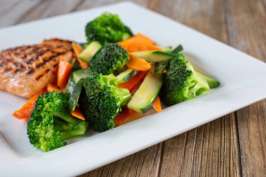 Buharda pişmiş sebzeli ızgara somon manzarası..