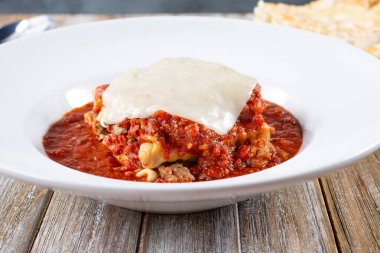 Bir tabak lazanya manzarası.