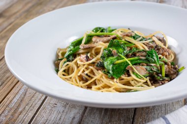 Bir tabak spagetti ve mantar manzarası..