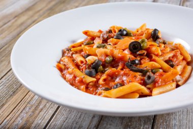 Bir tabak makarna arrabiata manzarası..