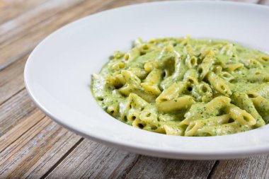 Bir tabak pesto makarna manzarası..