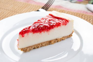 Tabaktaki çilekli cheesecake dilimi manzarası..