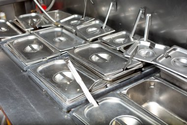 Yemekhane manzarası dağınık, bir restoran mutfağı manzarası..