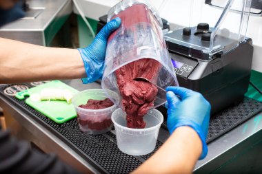 Restoran mutfağında akai kasesi hazırlayan birinin görüntüsü..