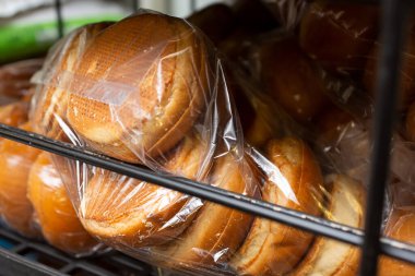 Restoran mutfağında hamburger ekmeği dolu büyük bir plastik torba manzarası..