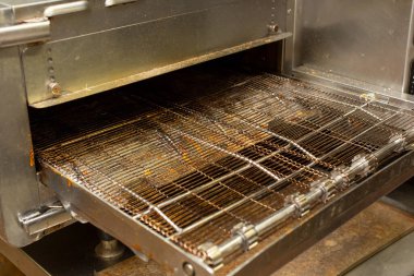 Lokanta mutfağında bir konveyör fırın görüntüsü..