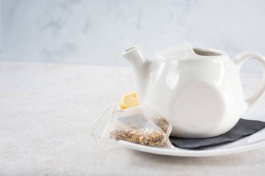 Çerçevenin sağ tarafındaki çaydanlık manzarası.