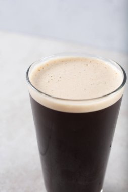 Bir bardak soğuk kahve ve nitro kafa ya da koyu renkli köpüklü bira yakın çekim görüntüsü..