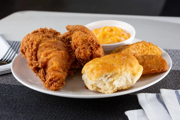 Una Vista Plato Pollo Frito Con Lado Galleta Cuñas Patata — Foto de Stock