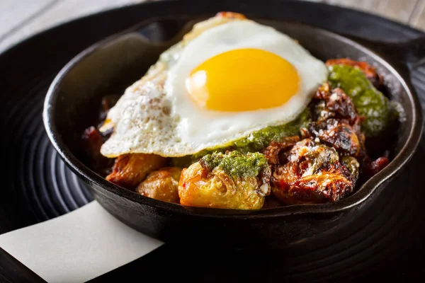 View Skillet Brussels Sprouts Topped Fried Egg — Stock Photo, Image