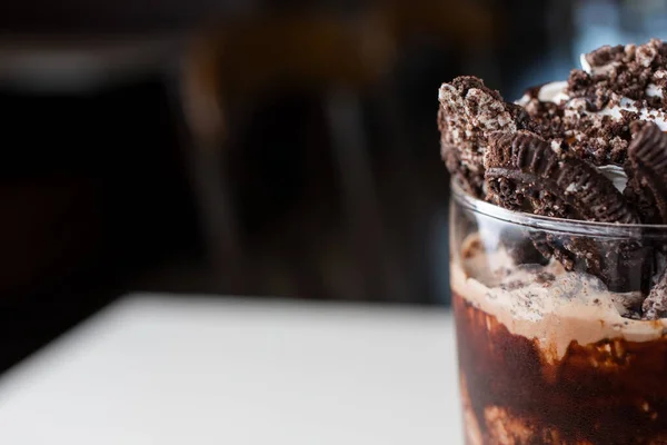 Una Vista Cerca Batido Galletas Chocolate Crema Cortado Lado Derecho —  Fotos de Stock