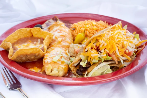Utsikt Över Mexikansk Entree Combo Med Enchilada Och Hård Taco — Stockfoto