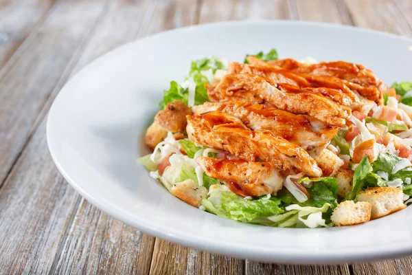 View Bbq Chicken Caesar Salad — Fotografia de Stock