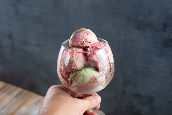 View Hand Holding Glass Spumoni Ice Cream Scoops — Stockfoto