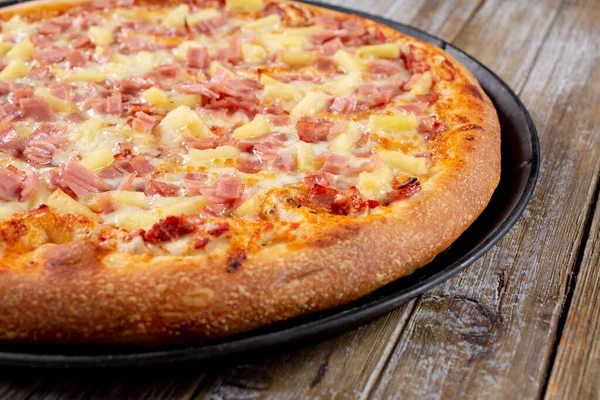 Una Vista Una Torta Pizza Stile Hawaiano Con Condimenti Come — Foto Stock