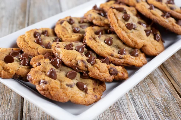 Closeup View Plate Chocolate Chip Cookies — стоковое фото