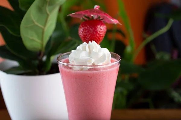 Closeup View Garnished Strawberry Smoothie — Fotografia de Stock
