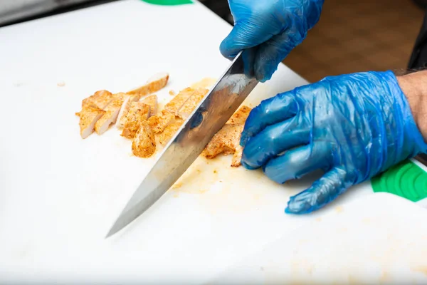 View Cook Chopping Chicken Breast Cutting Board Restaurant Kitchen Setting — Fotografia de Stock