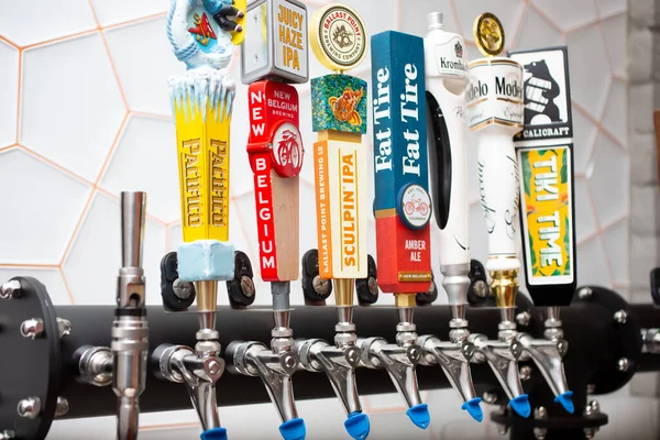 ロサンゼルス カリフォルニア アメリカ 2021 醸造所やレストランの設定で ブランドハンドルを搭載したいくつかのビールタップのビュー — ストック写真