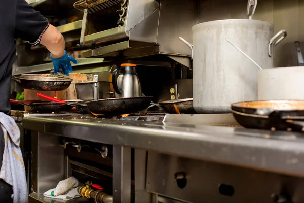 Lokanta Mutfağının Düşük Açılı Bir Manzarası Saksılar Izgara Yemekler Dağınık — Stok fotoğraf