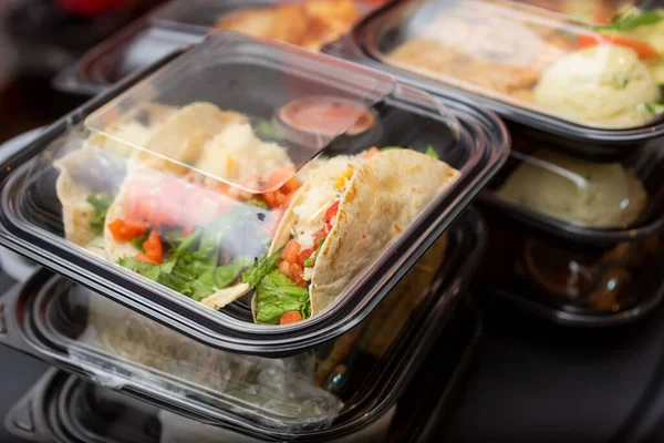 View Several Entrees Prepared Plastic Containers Ready Take Out Orders — Stock Photo, Image