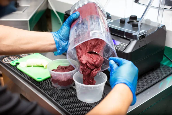 Restoran mutfağında akai kasesi hazırlayan birinin görüntüsü..